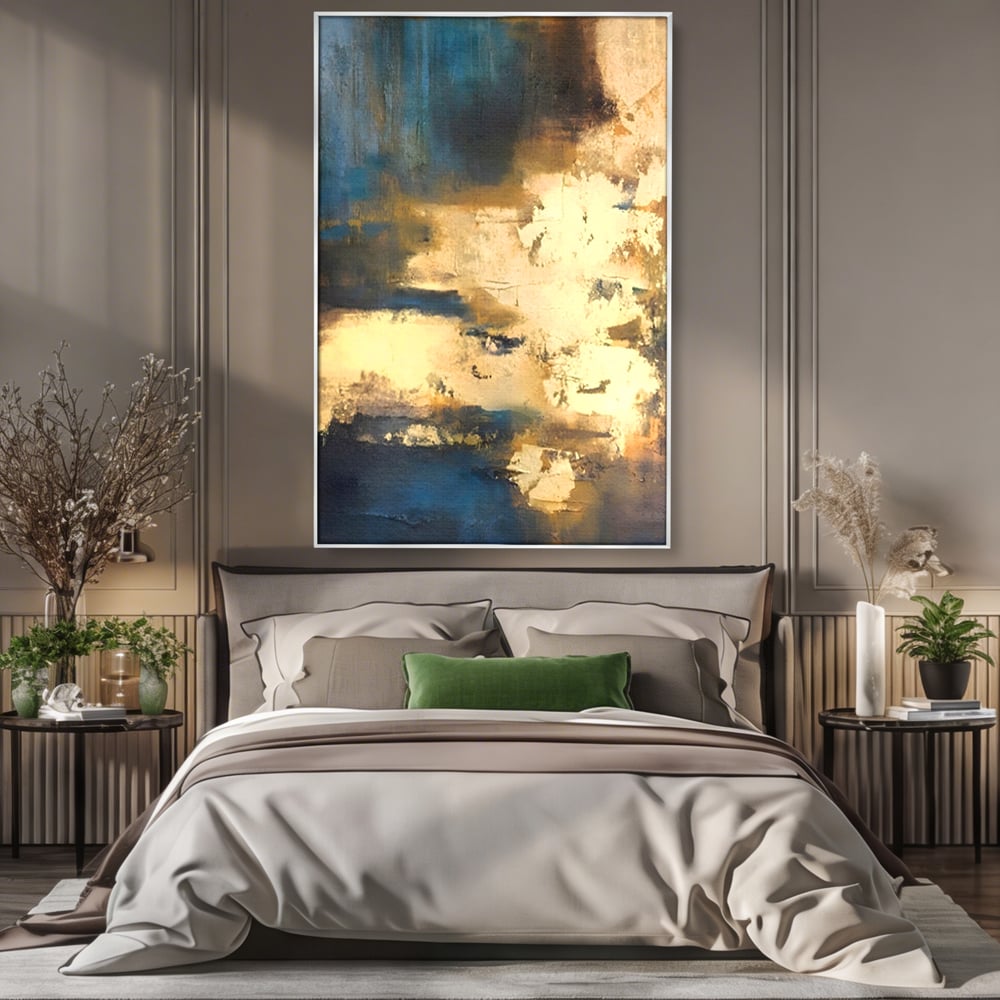 Tablou canvas cu pictura abstracta cu texturi aurii, in rama de aluminiu argintiu, pe perete intr-un dormitor